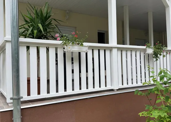 Szem-s Ueduelo Es Lakopark A Szem-s Vendeghaz Uj Neve 게스트하우스